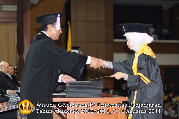 wisuda-fkg-oleh-dekan-069