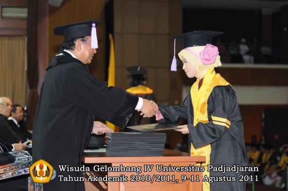 wisuda-fkg-oleh-dekan-072