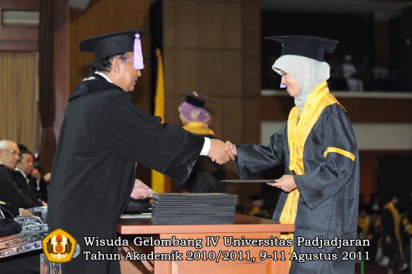 wisuda-fkg-oleh-dekan-075