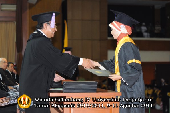 wisuda-fkg-oleh-dekan-078