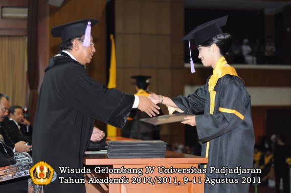 wisuda-fkg-oleh-dekan-081