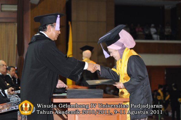 wisuda-fkg-oleh-dekan-084