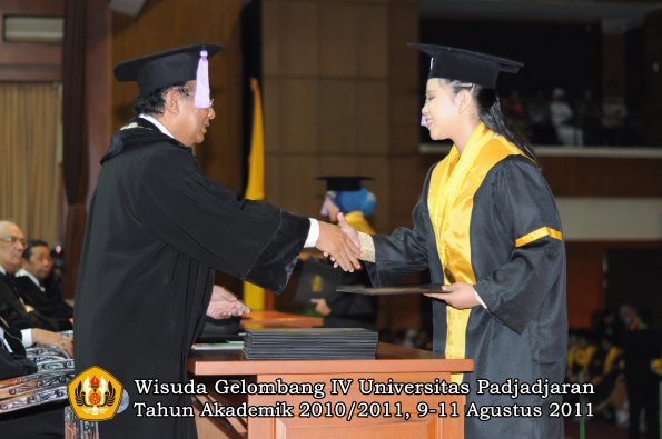 wisuda-fkg-oleh-dekan-086