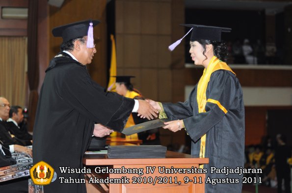 wisuda-fkg-oleh-dekan-087