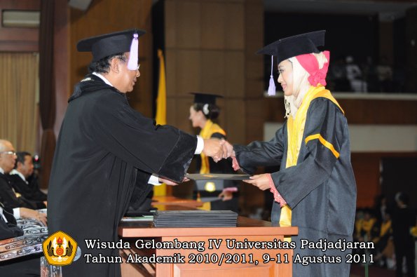 wisuda-fkg-oleh-dekan-089