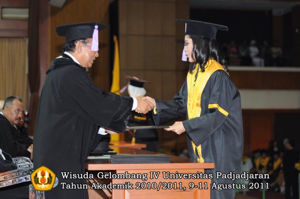 wisuda-fkg-oleh-dekan-093