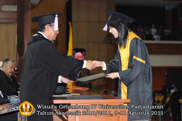 wisuda-fkg-oleh-dekan-096