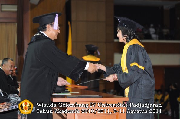 wisuda-fkg-oleh-dekan-099