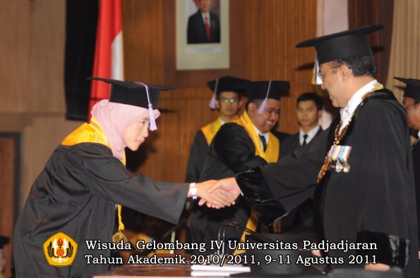 wisuda-fkg-oleh-rektor-024