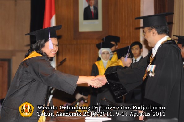 wisuda-fkg-oleh-rektor-027