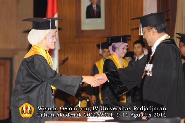 wisuda-fkg-oleh-rektor-032