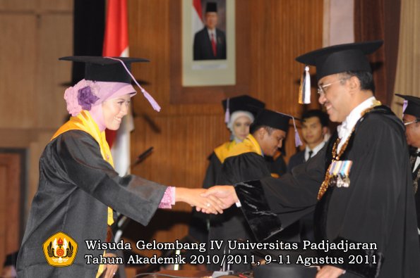 wisuda-fkg-oleh-rektor-033