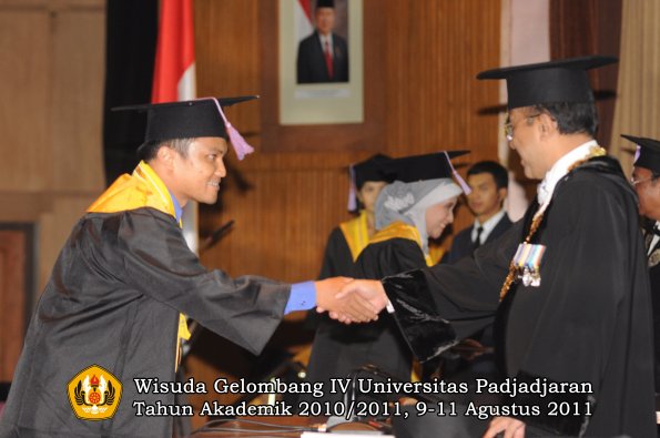 wisuda-fkg-oleh-rektor-034