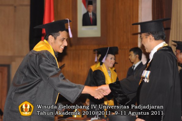 wisuda-fkg-oleh-rektor-038