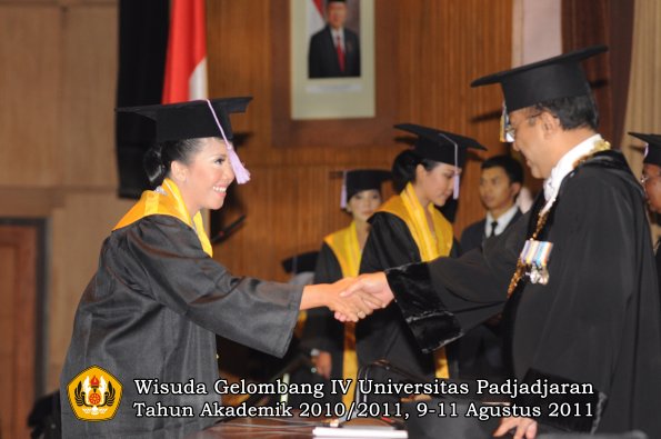 wisuda-fkg-oleh-rektor-039