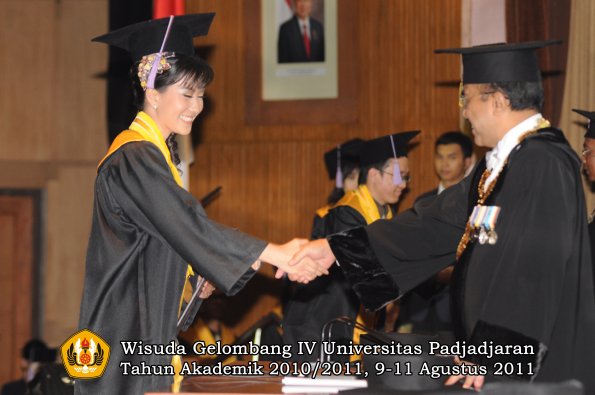 wisuda-fkg-oleh-rektor-045