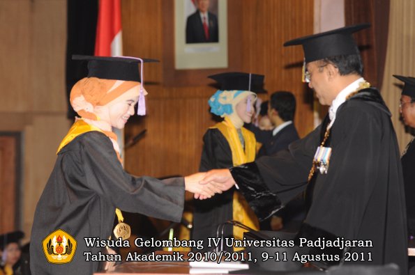 wisuda-fkg-oleh-rektor-055