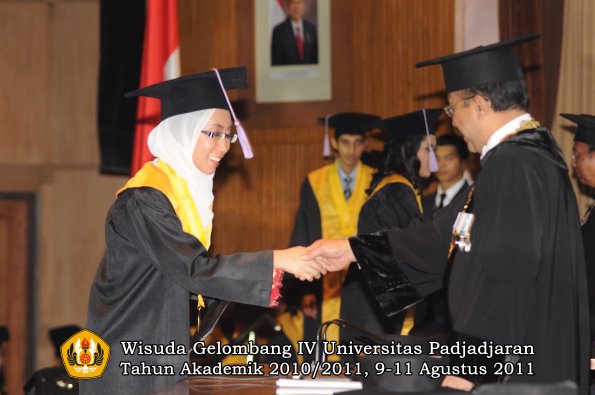 wisuda-fkg-oleh-rektor-092