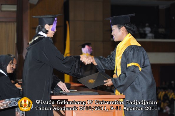 wisuda-fpsi-oleh-dekan-32