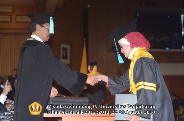 wisuda-unpad-gel-iv-ta-2012_2013-fakultas-ilmu-budaya-oleh-dekan-021