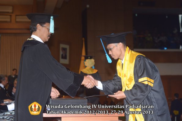 wisuda-unpad-gel-iv-ta-2012_2013-fakultas-ilmu-budaya-oleh-dekan-023