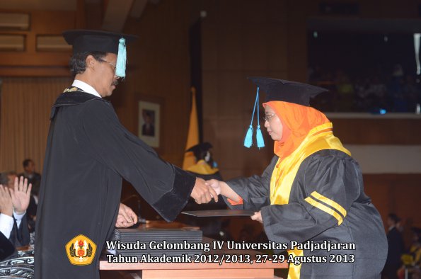 wisuda-unpad-gel-iv-ta-2012_2013-fakultas-ilmu-budaya-oleh-dekan-025