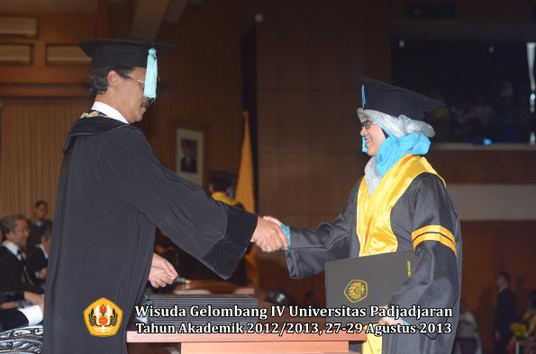 wisuda-unpad-gel-iv-ta-2012_2013-fakultas-ilmu-budaya-oleh-dekan-028