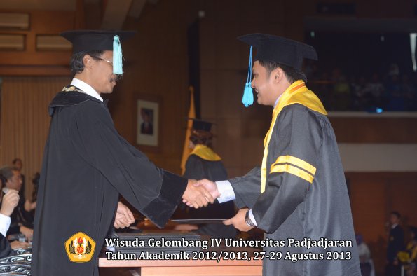 wisuda-unpad-gel-iv-ta-2012_2013-fakultas-ilmu-budaya-oleh-dekan-031