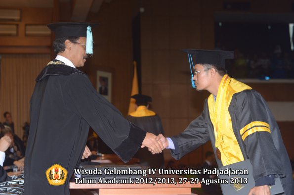 wisuda-unpad-gel-iv-ta-2012_2013-fakultas-ilmu-budaya-oleh-dekan-032