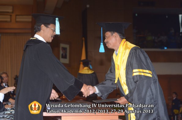 wisuda-unpad-gel-iv-ta-2012_2013-fakultas-ilmu-budaya-oleh-dekan-033