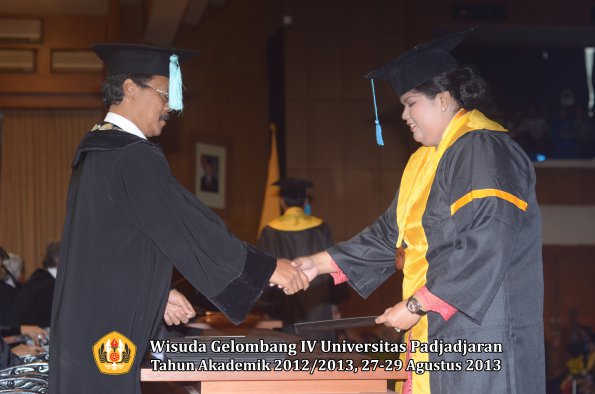 wisuda-unpad-gel-iv-ta-2012_2013-fakultas-ilmu-budaya-oleh-dekan-034