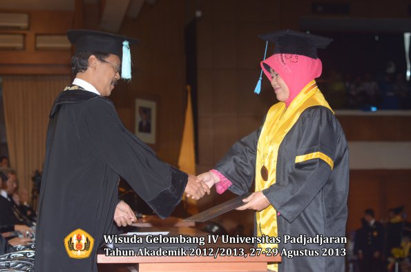 wisuda-unpad-gel-iv-ta-2012_2013-fakultas-ilmu-budaya-oleh-dekan-036