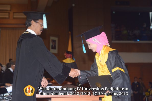 wisuda-unpad-gel-iv-ta-2012_2013-fakultas-ilmu-budaya-oleh-dekan-038