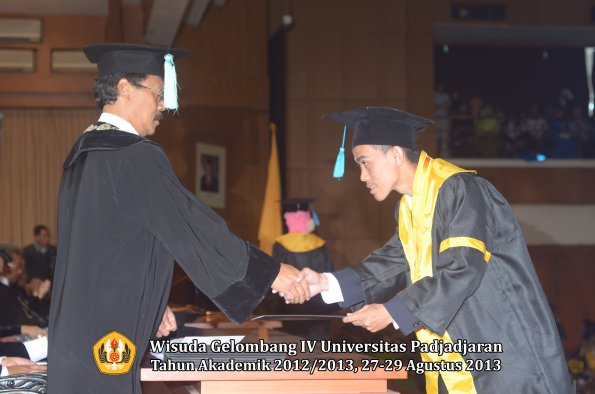 wisuda-unpad-gel-iv-ta-2012_2013-fakultas-ilmu-budaya-oleh-dekan-039