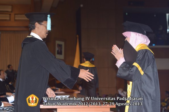 wisuda-unpad-gel-iv-ta-2012_2013-fakultas-ilmu-budaya-oleh-dekan-040