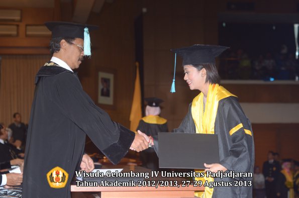 wisuda-unpad-gel-iv-ta-2012_2013-fakultas-ilmu-budaya-oleh-dekan-041