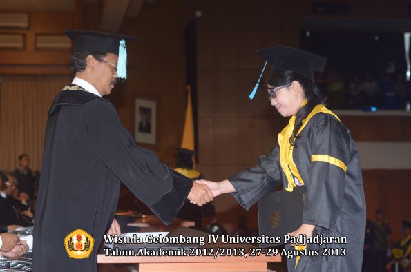 wisuda-unpad-gel-iv-ta-2012_2013-fakultas-ilmu-budaya-oleh-dekan-043