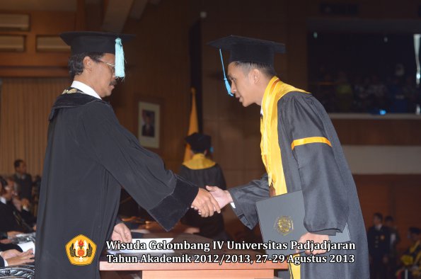 wisuda-unpad-gel-iv-ta-2012_2013-fakultas-ilmu-budaya-oleh-dekan-046