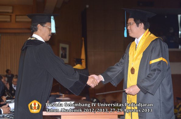 wisuda-unpad-gel-iv-ta-2012_2013-fakultas-ilmu-budaya-oleh-dekan-048