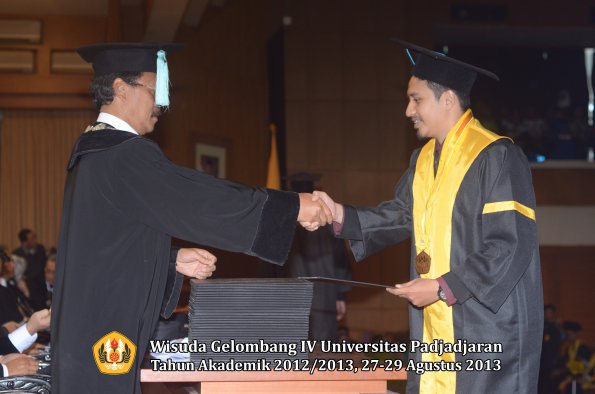 wisuda-unpad-gel-iv-ta-2012_2013-fakultas-ilmu-budaya-oleh-dekan-049