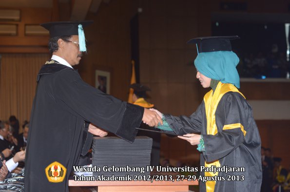 wisuda-unpad-gel-iv-ta-2012_2013-fakultas-ilmu-budaya-oleh-dekan-050