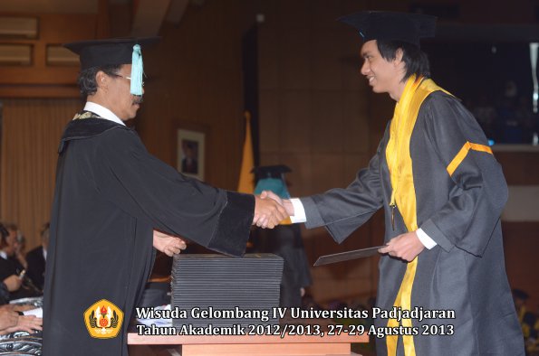 wisuda-unpad-gel-iv-ta-2012_2013-fakultas-ilmu-budaya-oleh-dekan-051