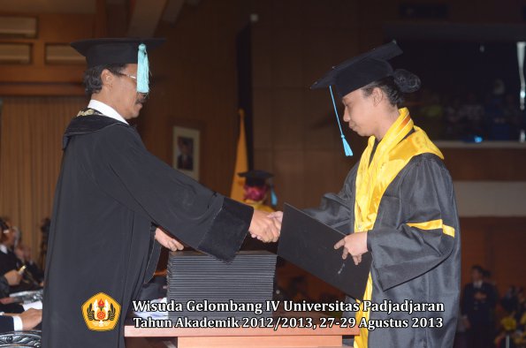 wisuda-unpad-gel-iv-ta-2012_2013-fakultas-ilmu-budaya-oleh-dekan-053