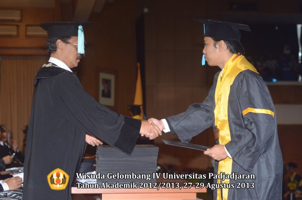 wisuda-unpad-gel-iv-ta-2012_2013-fakultas-ilmu-budaya-oleh-dekan-054