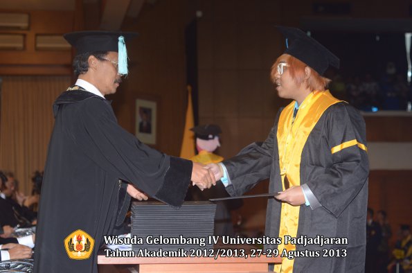 wisuda-unpad-gel-iv-ta-2012_2013-fakultas-ilmu-budaya-oleh-dekan-057