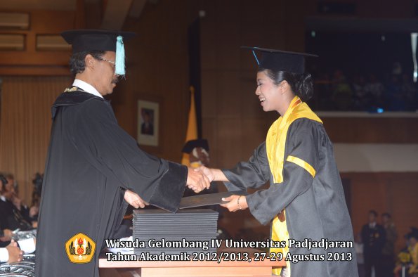 wisuda-unpad-gel-iv-ta-2012_2013-fakultas-ilmu-budaya-oleh-dekan-062