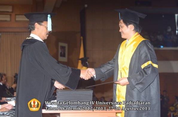 wisuda-unpad-gel-iv-ta-2012_2013-fakultas-ilmu-budaya-oleh-dekan-063