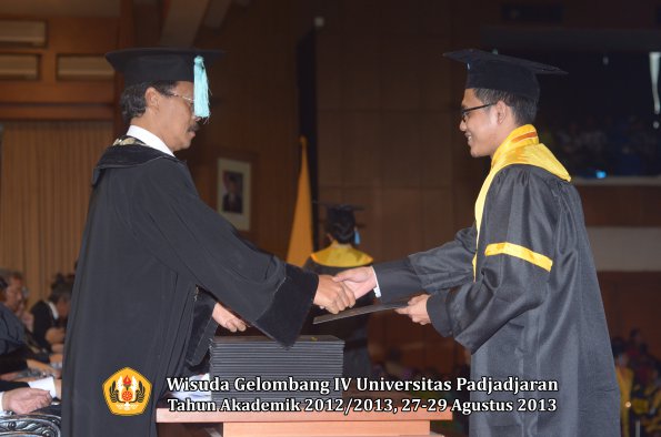 wisuda-unpad-gel-iv-ta-2012_2013-fakultas-ilmu-budaya-oleh-dekan-065