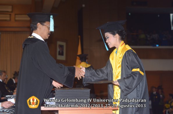 wisuda-unpad-gel-iv-ta-2012_2013-fakultas-ilmu-budaya-oleh-dekan-066