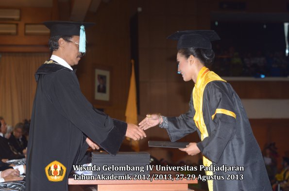 wisuda-unpad-gel-iv-ta-2012_2013-fakultas-ilmu-budaya-oleh-dekan-072